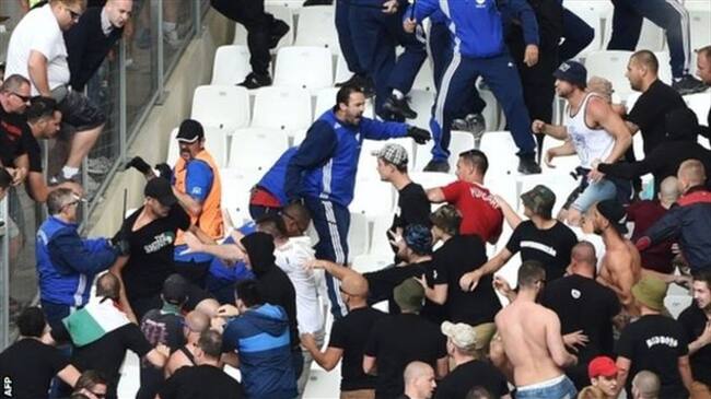 Policías franceses, vestidos de azul, trataban de calmar a aficionados húngaros. Foto: BBC Mundo.