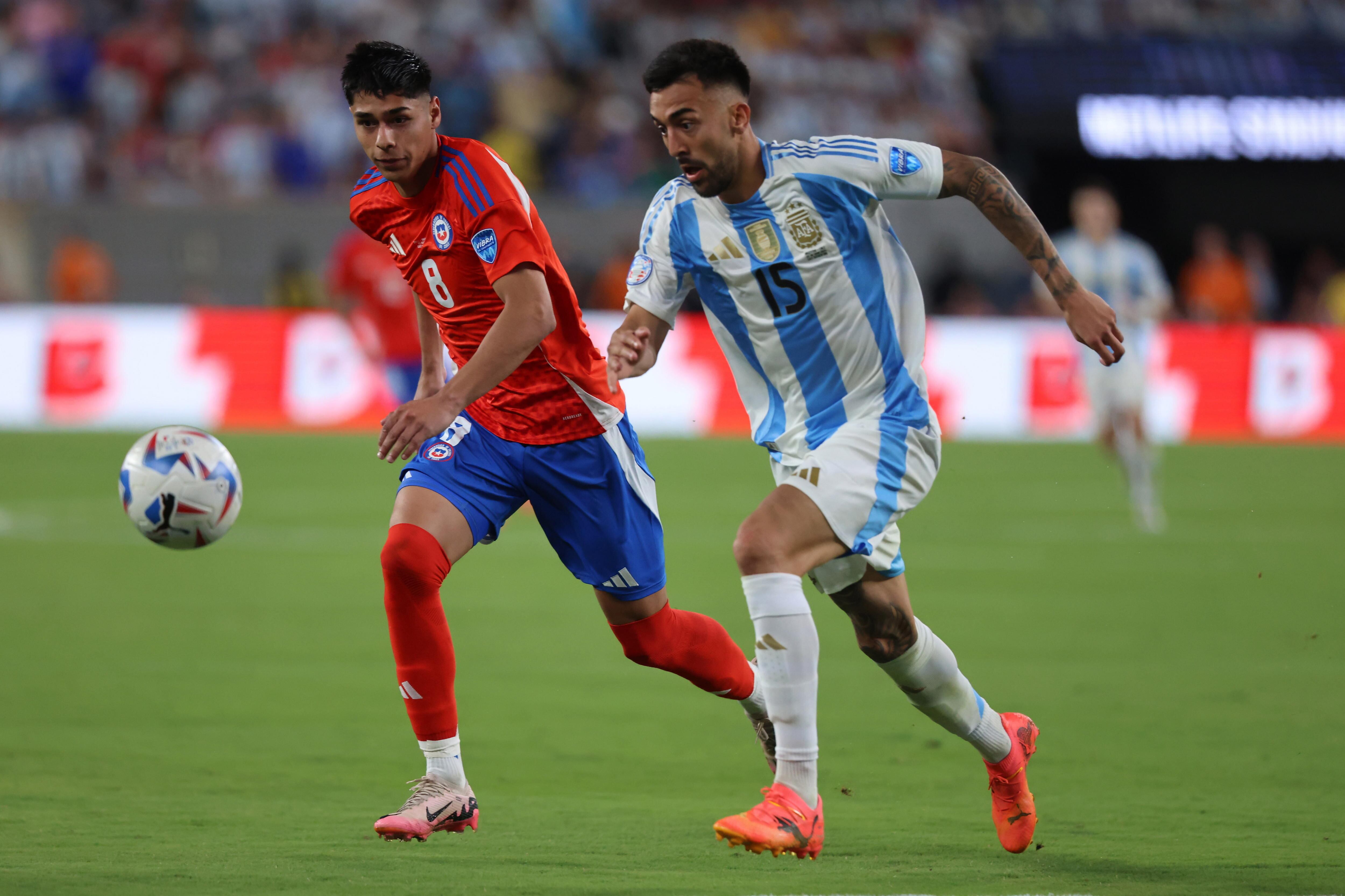 East Rutherford (United States), 25/06/2024.- Chile midfielder Dario Osorio (L) chases Argentina forward Nicolas Gonzalez (R) during the second half of the CONMEBOL Copa America 2024 group A soccer match between Argentina and Chile, at MetLife Stadium in East Rutherford, New Jersey, USA, 25 June 2024. EFE/EPA/JUSTIN LANE
