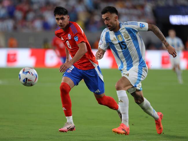 East Rutherford (United States), 25/06/2024.- Chile midfielder Dario Osorio (L) chases Argentina forward Nicolas Gonzalez (R) during the second half of the CONMEBOL Copa America 2024 group A soccer match between Argentina and Chile, at MetLife Stadium in East Rutherford, New Jersey, USA, 25 June 2024. EFE/EPA/JUSTIN LANE
