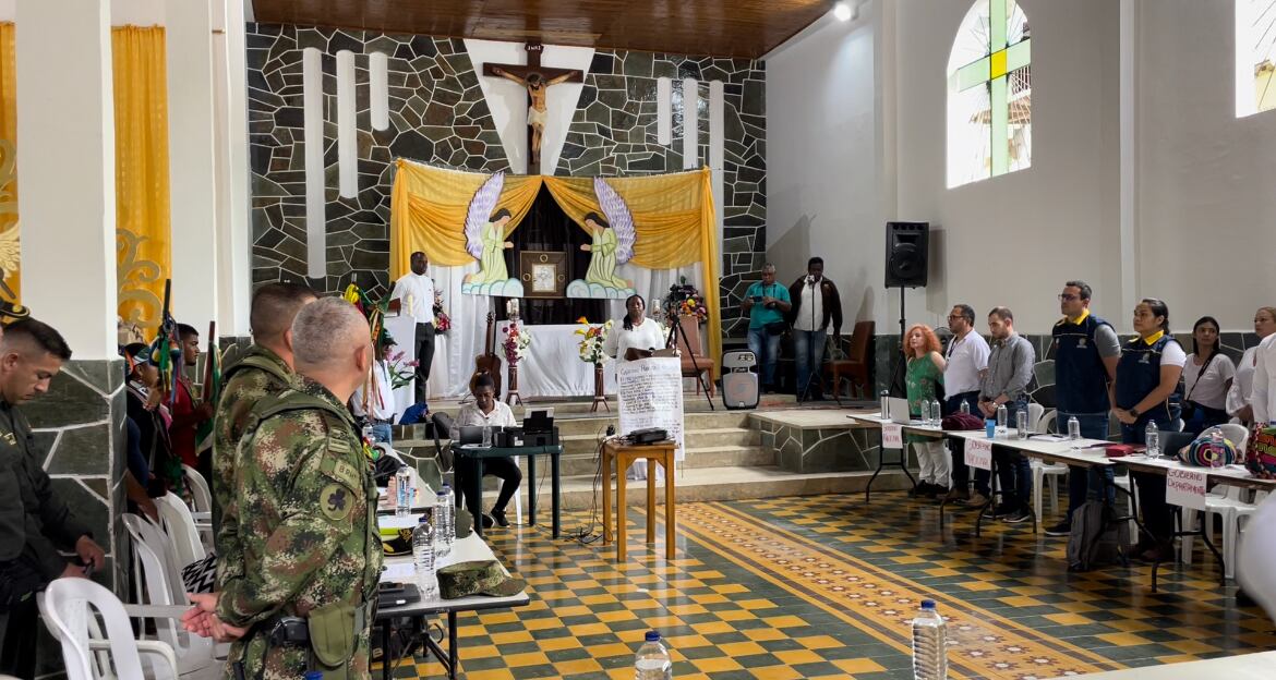 Diálogo por comunidad afectada por ola invernal. Foto: W Radio.