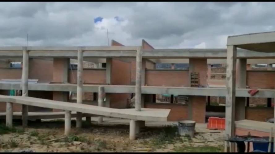 Tan solo hay 10 salones para 1.200 estudiantes.