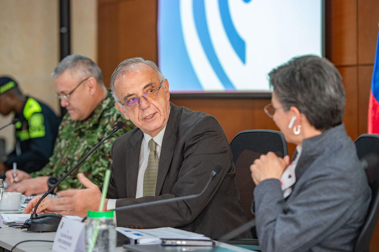 Iván Velásquez en consejo de seguridad en la Alcaldía de Bogotá. Foto: Twitter MinDefensa.