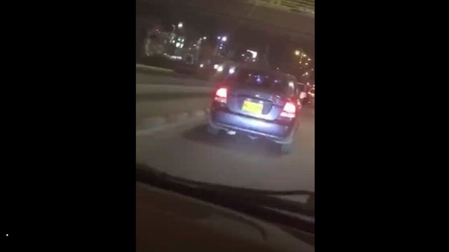 Según el video, la joven fue conducida al vehículo sin explicación alguna y con destino desconocido. Foto: Captura de video