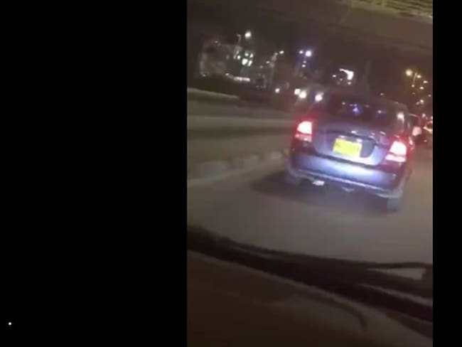 Según el video, la joven fue conducida al vehículo sin explicación alguna y con destino desconocido. Foto: Captura de video