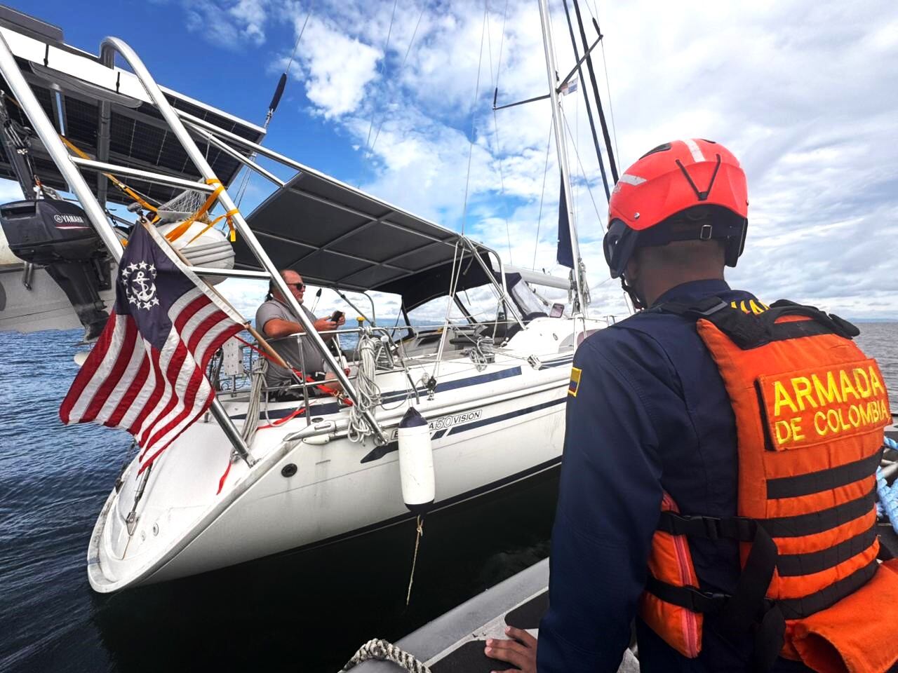 Embarcación tipo velero de nombre ‘Searching For The Edge’. Foto: Armada de Colombia