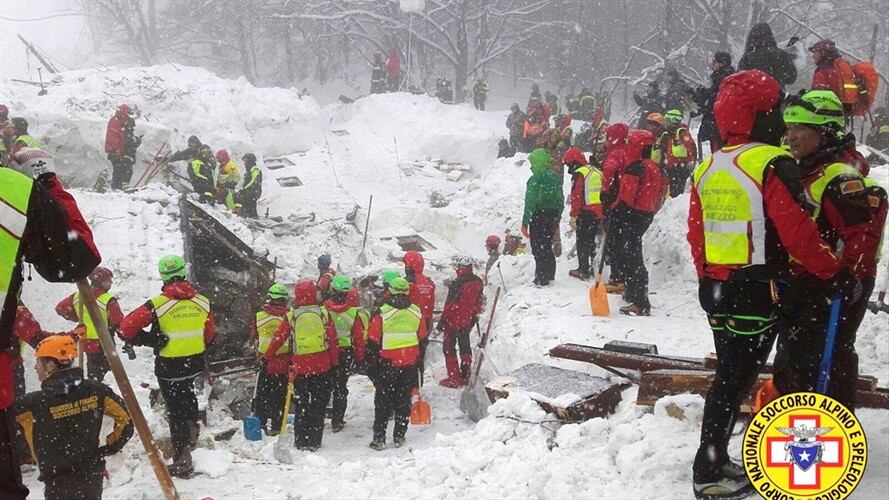 Hasta ahora han sido rescatadas 11 personas del interior y los alrededores del hotel, situado en el parque nacional Gran Sasso, tras sobrevivir dos días entre hielo y escombros. Foto: Agencia Reuters