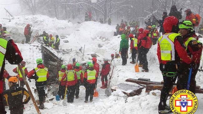 Hasta ahora han sido rescatadas 11 personas del interior y los alrededores del hotel, situado en el parque nacional Gran Sasso, tras sobrevivir dos días entre hielo y escombros. Foto: Agencia Reuters
