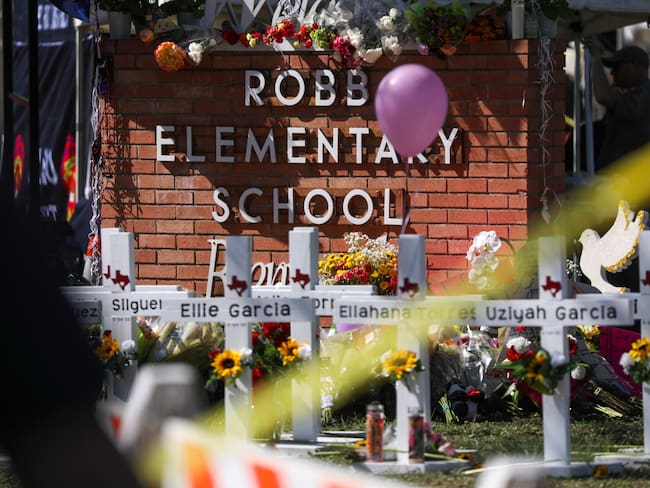 UVALDE,TEXAS, USA - MAY 25: A view from a makeshift memorial outside Robb Elementary School in Uvalde, Texas, on May 25, 2022. At least 19 students and two adults were killed at an elementary school in the US state of Texas on Wednesday when an 18-year-old gunman opened fire. (Photo by Yasin Ozturk/Anadolu Agency via Getty Images)