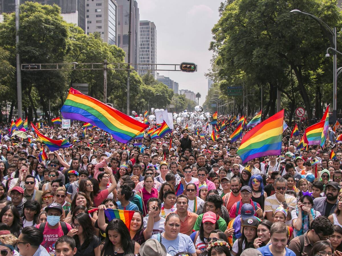 Miles desbordan las calles de Ciudad de México en marcha del Orgullo LGBTI+