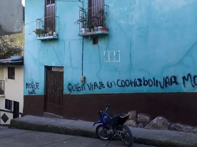 Varios letreros pintados en las fachadas de las viviendas y en un bus aparecieron en el municipio de Bolívar (Cauca). Foto: Juan David Ortega (W Radio)