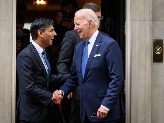 El presidente de EE.UU. se reunió con el premier Rishi Sunak. Foto: Leon Neal/Getty Images.