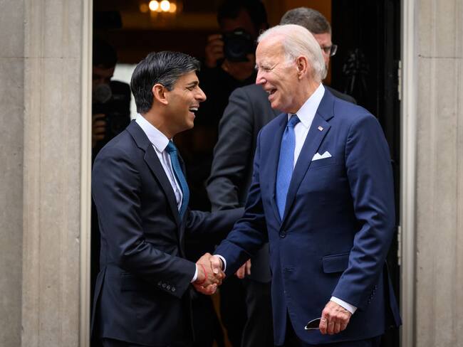 El presidente de EE.UU. se reunió con el premier Rishi Sunak. Foto: Leon Neal/Getty Images.