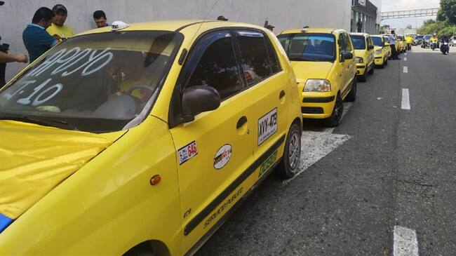 Cerca de 400 taxistas hacen falta para que le otorguen la tarjeta de operación. . Foto: