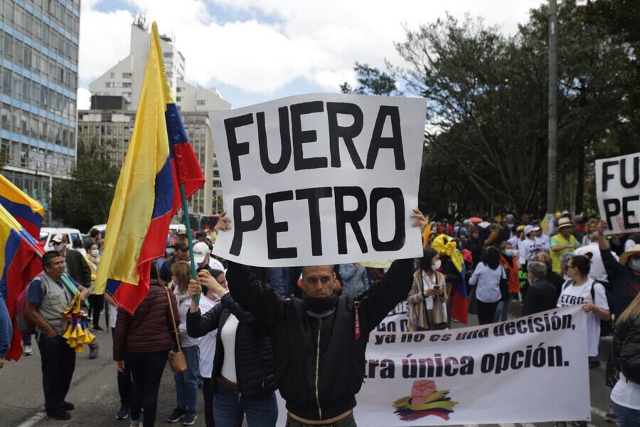 Sectores y ciudadanos opositores al Gobierno del presidente Gustavo Petro realizan manifestaciones en diferentes ciudades del país. Foto: Carrera séptima en Bogotá. Crédito: Colprensa - Álvaro Tavera.