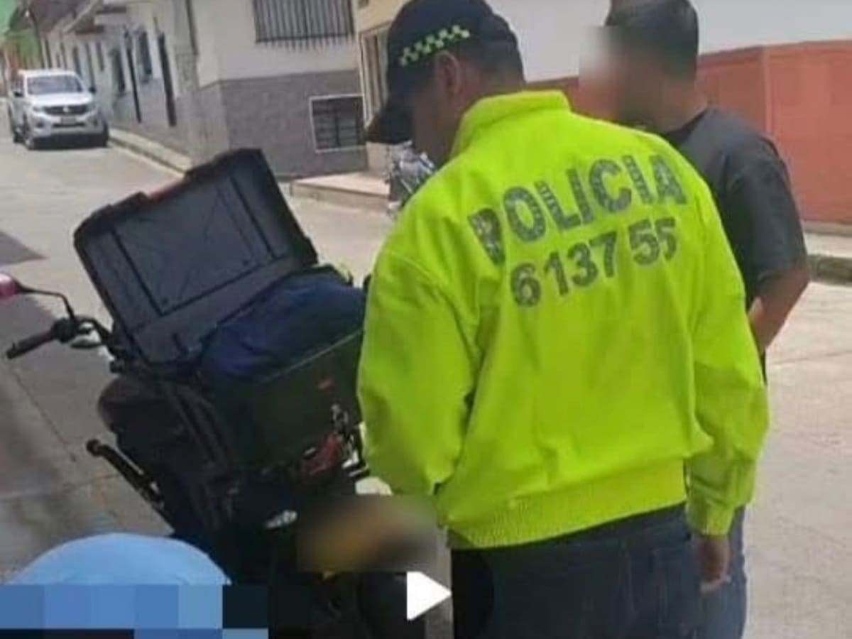 Capturan a un agente de tránsito que solicitó 400.000 pesos para no inmovilizar una moto en Caldas