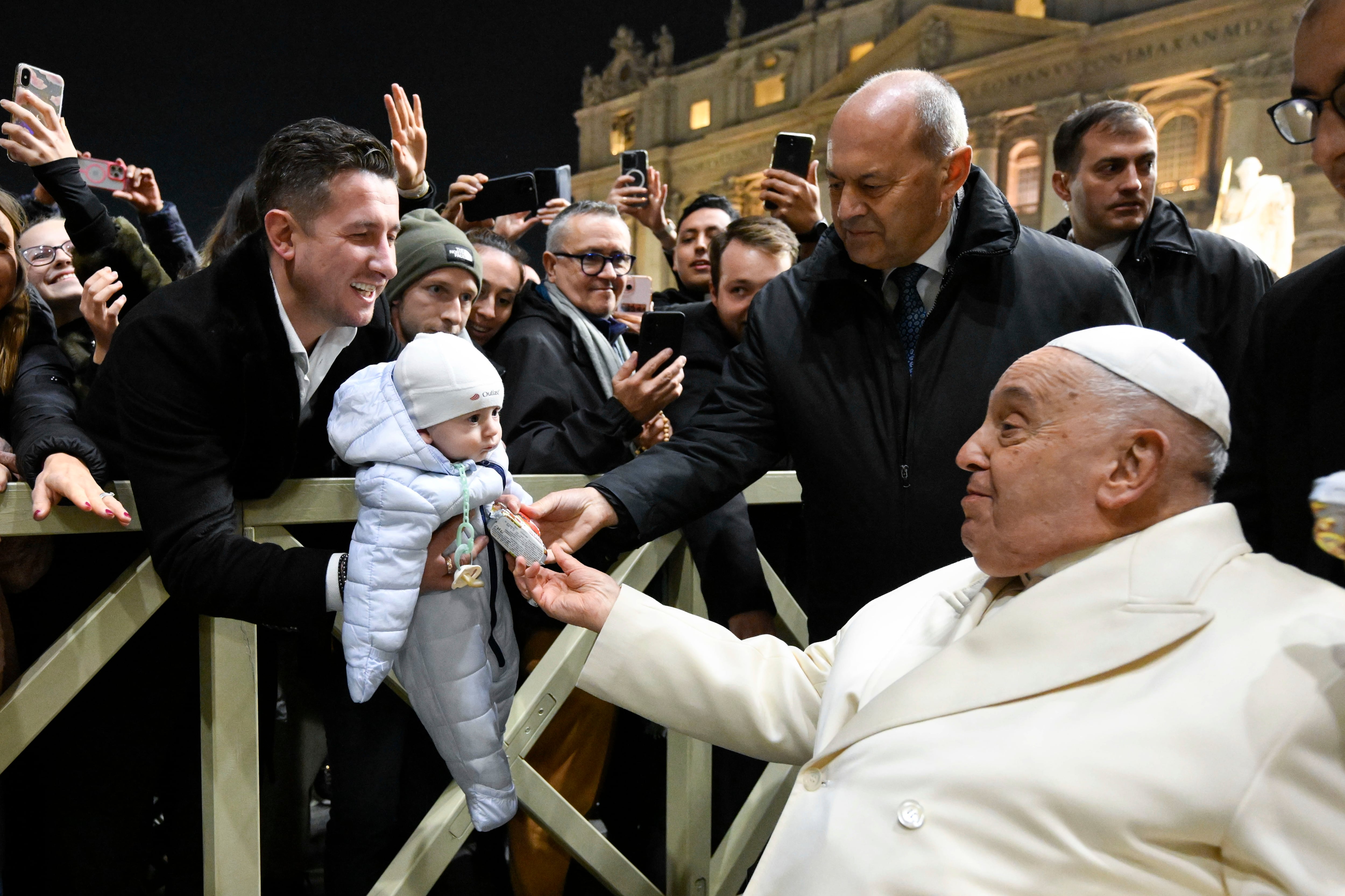 El papa Francisco saluda a la gente en su visita al belén de la plaza de San Pedro del Vaticano. EFE/Dicastero Vaticano/Francesco Sforza