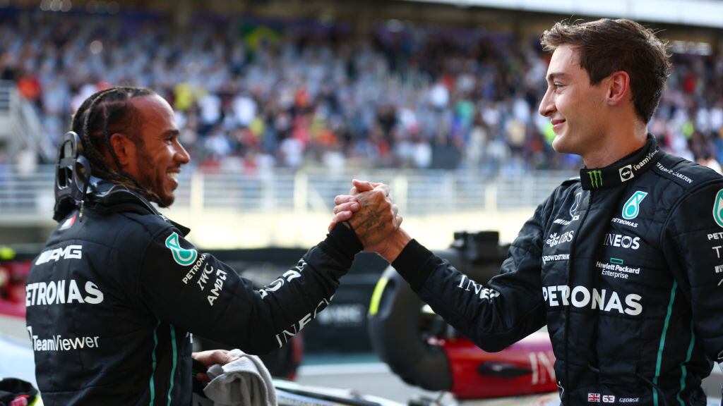 Lewis Hamilton (D) y George Russell (I). Pilotos de la escudería Mercedes en la Fórmula 1. Foto: Dan Istitene - Formula 1/Formula 1 via Getty Images.