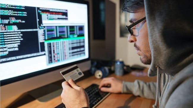 El objetivo de la mayoría de estafas por internet es hacerse con los números de cuentas bancarias o tarjetas de crédito de la víctima. Foto: BBC Mundo.