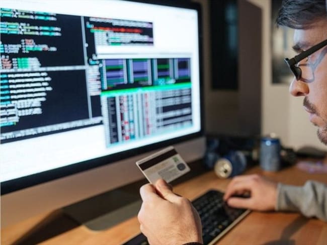 El objetivo de la mayoría de estafas por internet es hacerse con los números de cuentas bancarias o tarjetas de crédito de la víctima. Foto: BBC Mundo.