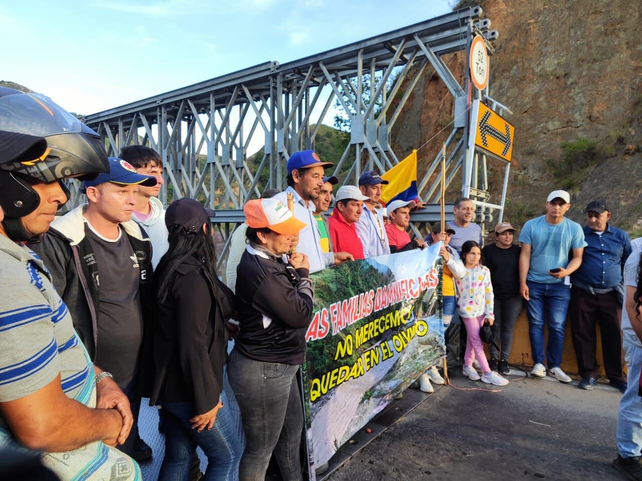 Protesta por parte de los habitantes de El Tarrita, en la vía nacional Cúcuta - Ocaña. / Foto: Cortesía comunidad.