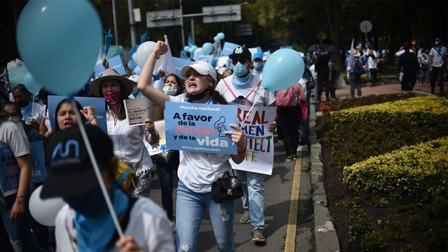 La denominada "Marcha a favor de la Mujer y de la Vida" convocó principalmente a grupos católicos que rechazan los avances hacia la despenalización del aborto en México.. Foto: RODRIGO ARANGUA / AFP