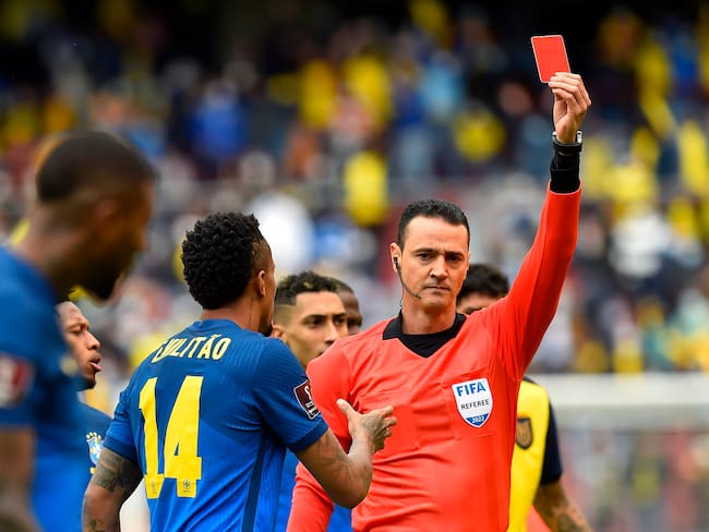 Wilmar Roldán le mostró la tarjeta roja a Emerson en el juego Ecuador vs. Brasil por Eliminatorias