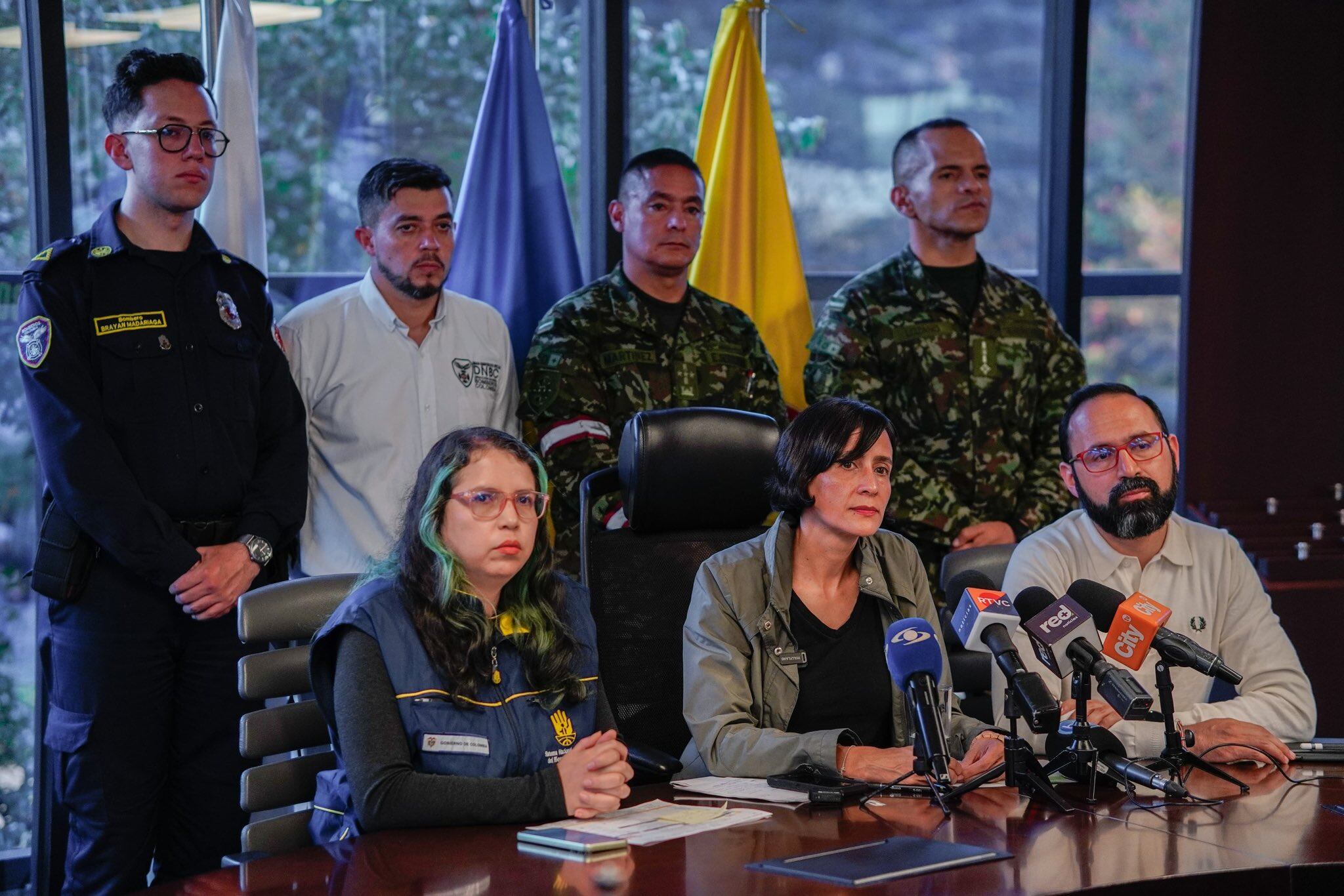 Susana Muhamad, ministra de Ambiente (centro) y Andrés Camacho, ministro de Minas y Energía (derecha). Foto: UNGRD Twitter.