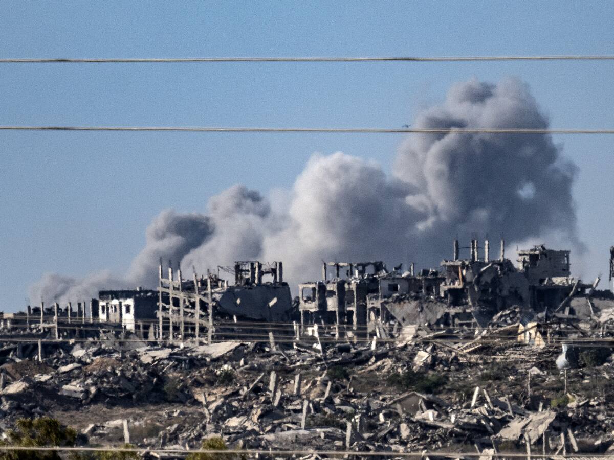 Israel mató a más de 100 palestinos en Gaza y miles de personas huyeron al sur