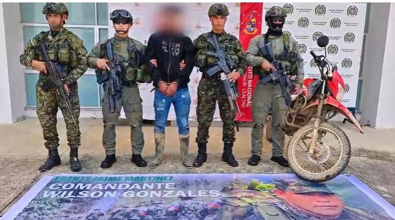 Durante el procedimiento fue incautado un pasacalle que los sujetos pretendían instalar sobre un puente elevado. Crédito: Policía nacional.