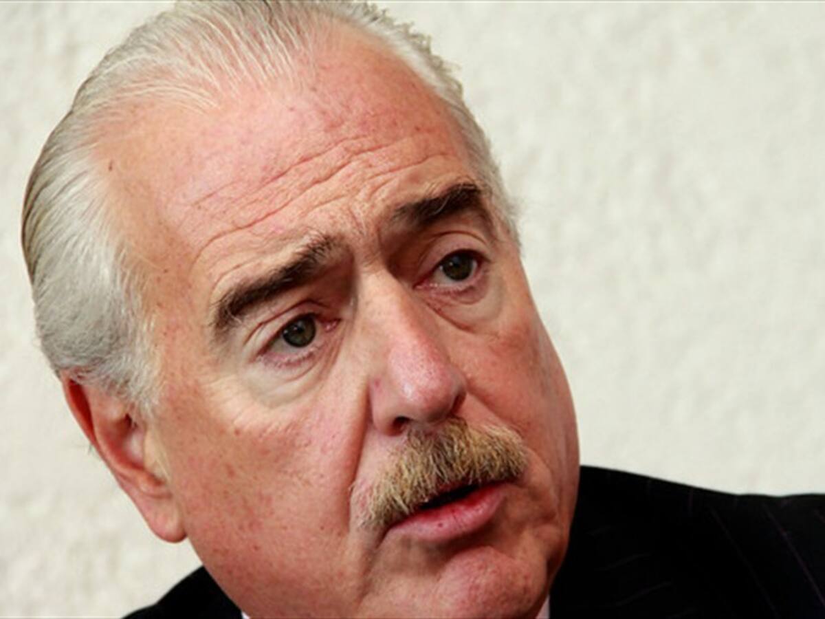 Congreso debe iniciar juicio contra Santos: Pastrana