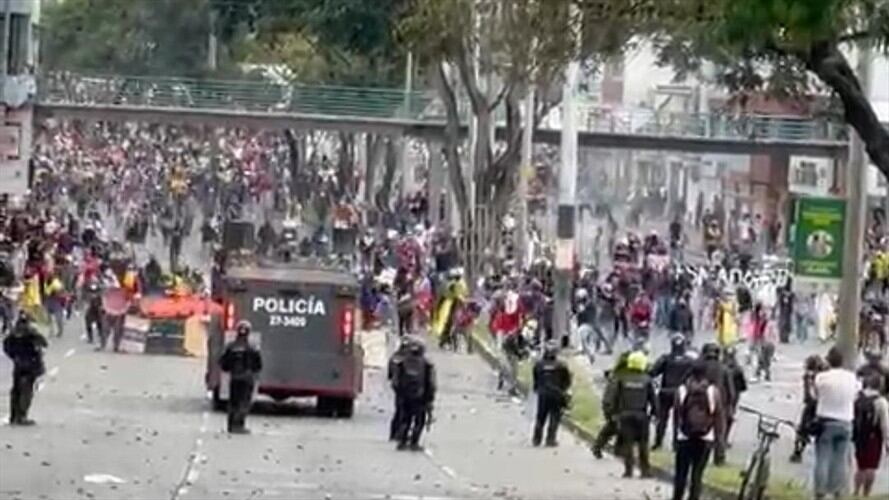En inmediaciones de la Loma de la Cruz hubo enfrentamientos entre la fuerza pública y un grupo de personas ajenas a la protesta. Foto: Cortesía