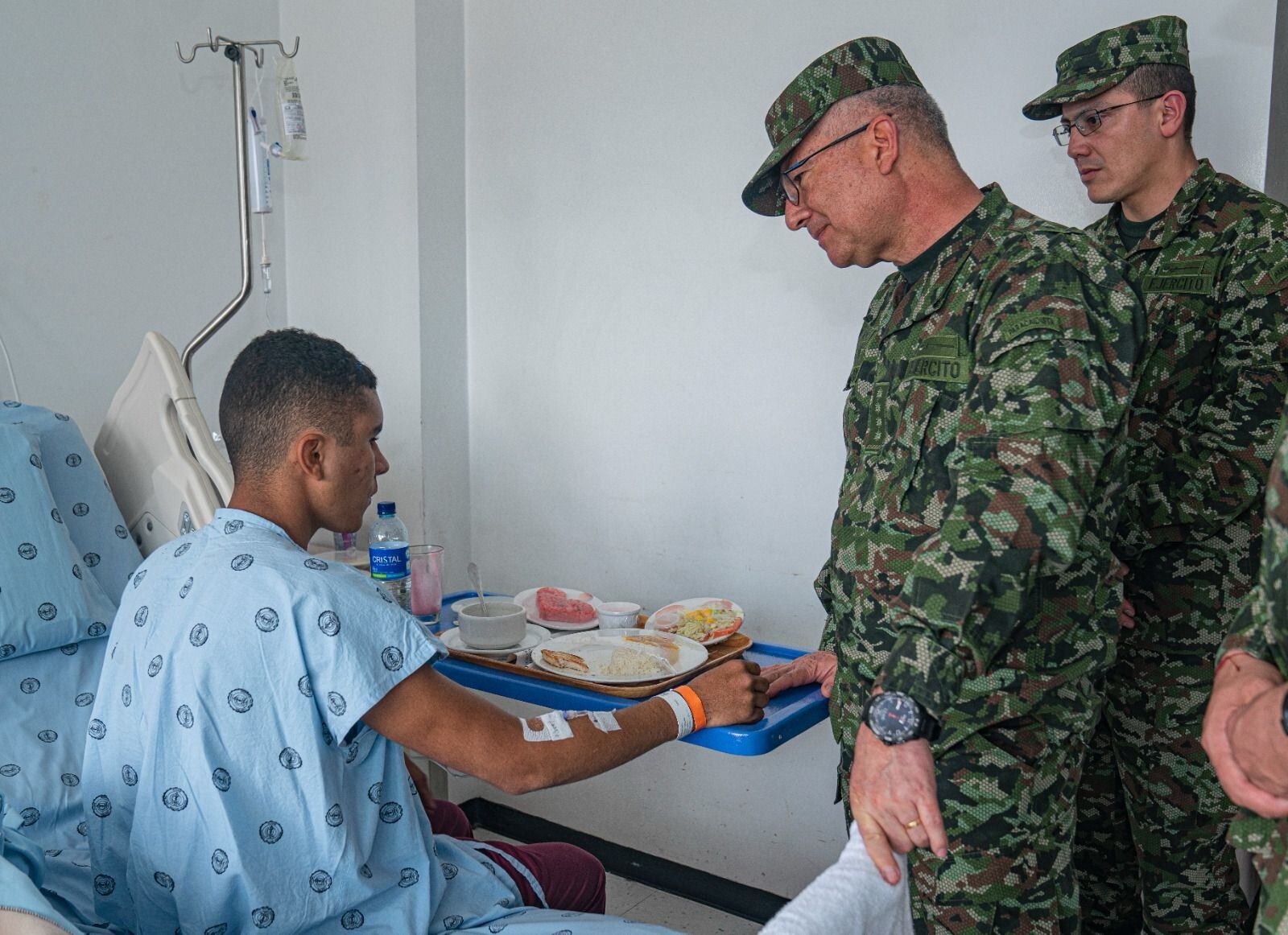 El general Luis Emilio Cardozo, comandante del Ejército, visitó a los soldados heridos tras un accidente en Nariño. Foto: Suministrada.