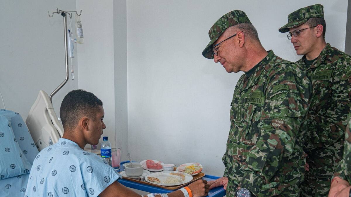 Comandante del Ejército visitó a los soldados heridos tras un accidente en Nariño