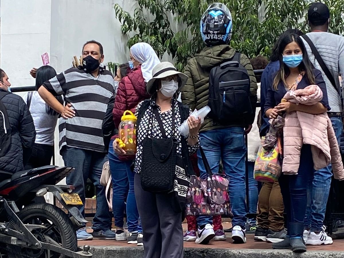 Desde pinchos hasta sillas, fila para cita de pasaportes se volvió una idea de negocio