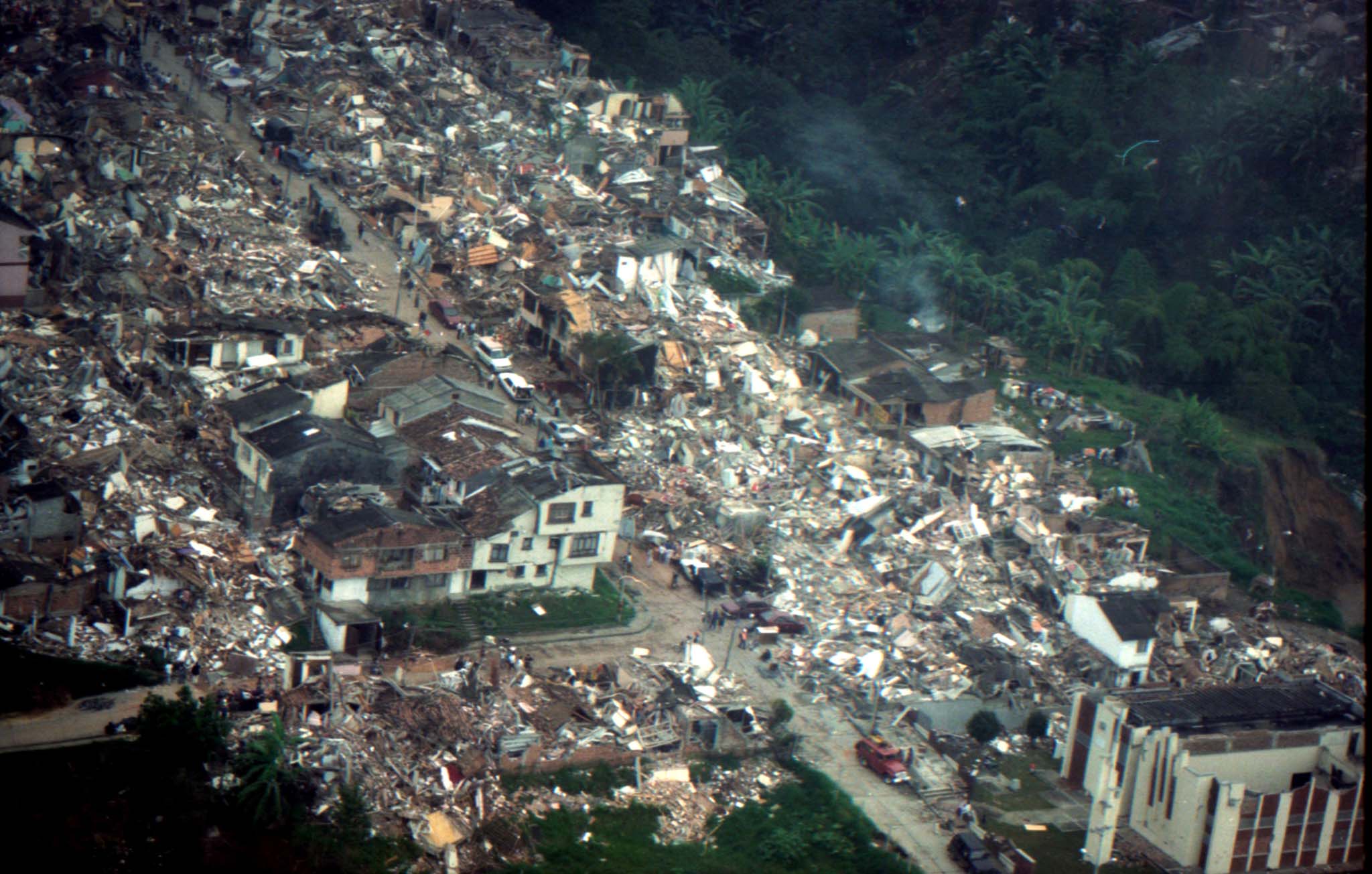 Toma aérea de Armenia después del terremoto del 25 de enero de 1999 - Colprensa