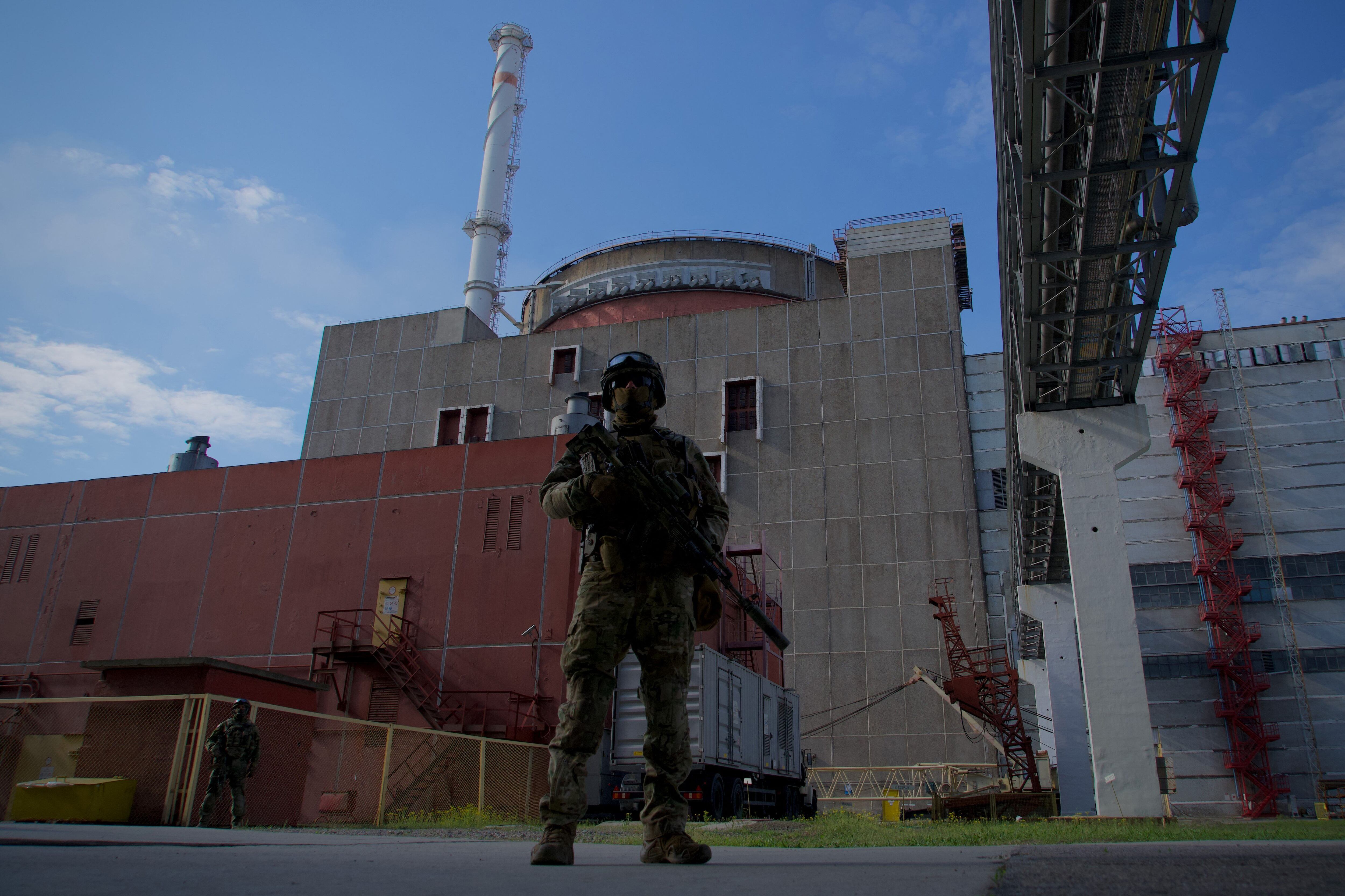 Vista general de la planta nuclear de Zaporiyia, Ucrania. La imagen fue captada durante un viaje de prensa organizado por el ejército ruso. (Photo by Andrey BORODULIN / AFP) (Photo by ANDREY BORODULIN/AFP via Getty Images)