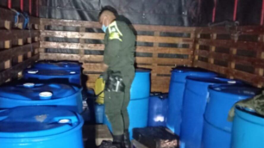 Incautación de 618 galones de ácido clorhídrico. Foto: Autoridades de Putumayo
