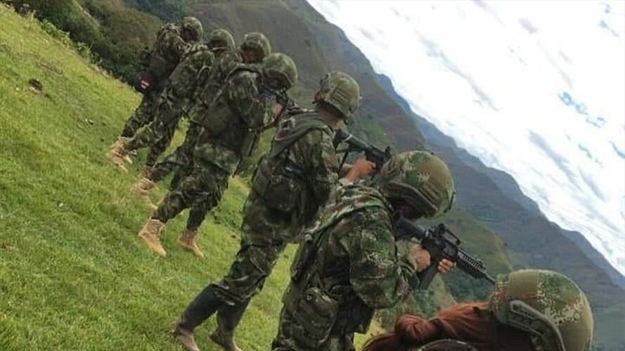 Las prendas y las armas que portan quienes figuran en las imágenes, coinciden con las que han observado habitantes de sectores rurales de municipios como Argelia y El Tambo. Foto: Cortesía