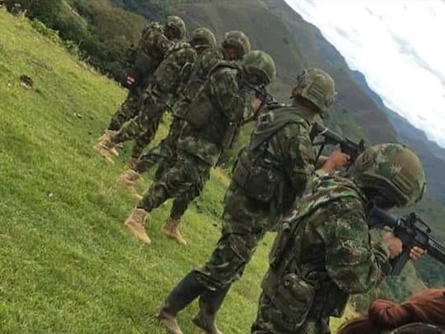 Las prendas y las armas que portan quienes figuran en las imágenes, coinciden con las que han observado habitantes de sectores rurales de municipios como Argelia y El Tambo. Foto: Cortesía