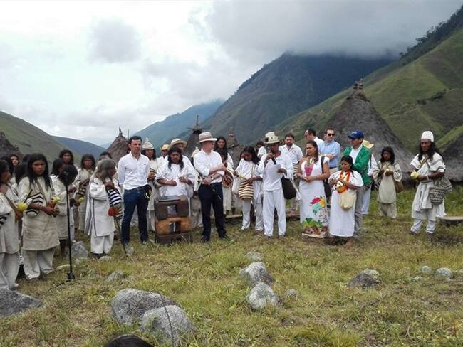 Santos se quedó con el bastón de mando de los mamos de la Sierra Nevada. Foto: La Wcon Julio Sánchez Cristo