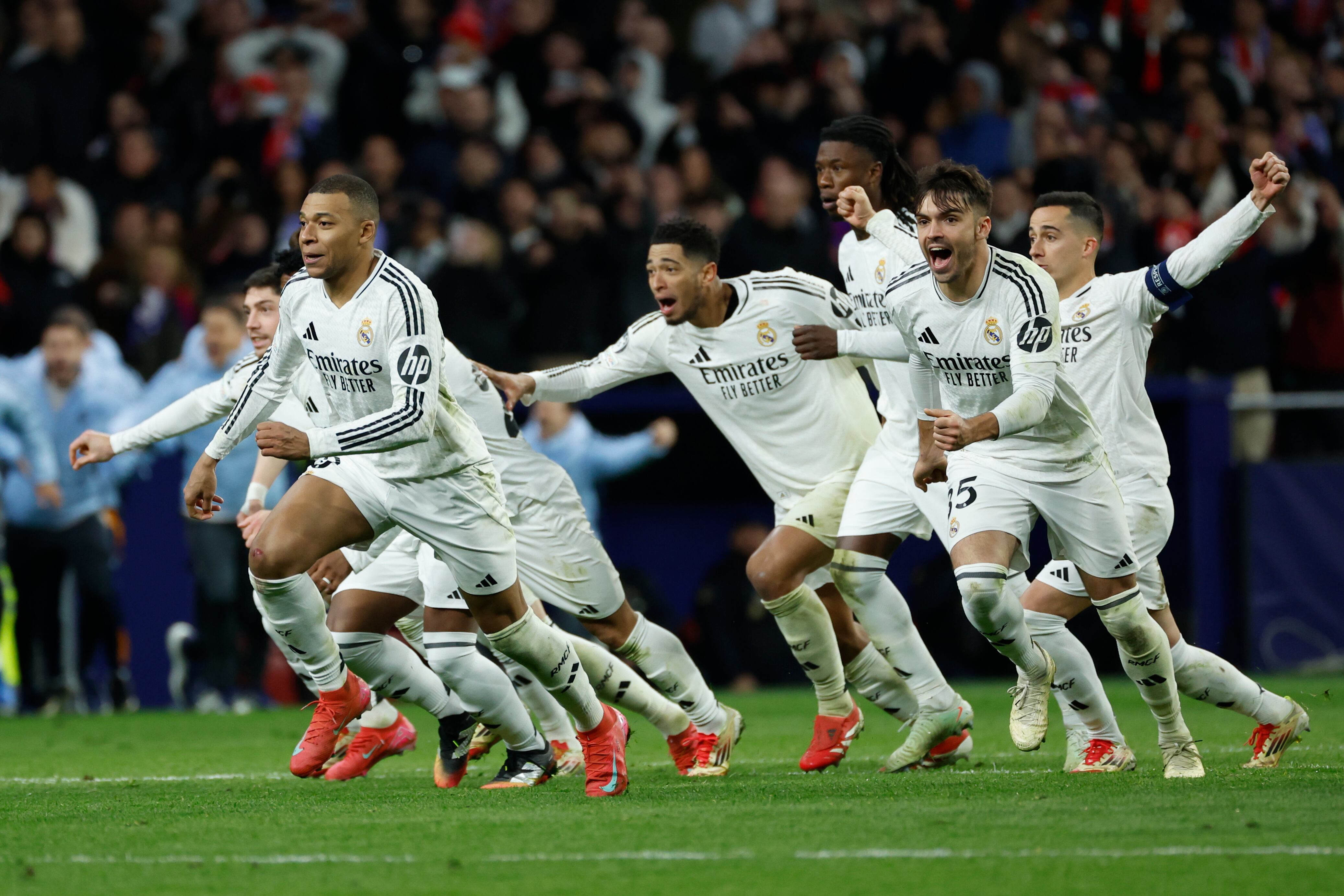 Los jugadores del Real Madrid celebran su pase a cuartos tras derrotar en la tanda de penaltis al Atlético de Madrid. FOTO: EFE/Juanjo Martín