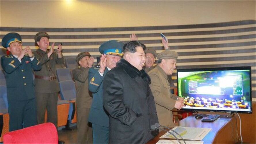 Según la agencia de noticias el líder norcoreano Kim Jong Un celebró el lanzamiento. Foto: BBC Mundo
