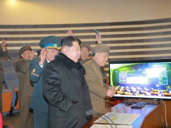 Según la agencia de noticias el líder norcoreano Kim Jong Un celebró el lanzamiento. Foto: BBC Mundo