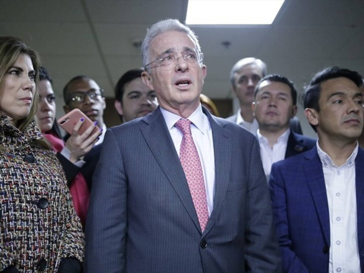 Las fuertes reacciones en redes sociales ante la medida de aseguramiento contra Uribe