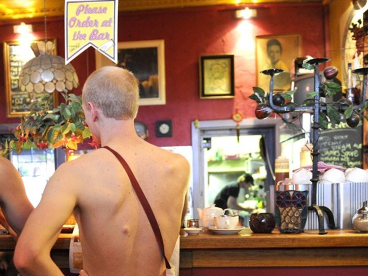 El primer restaurante nudista de París cierra sus puertas