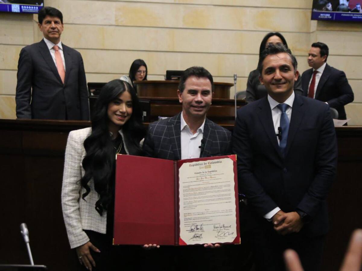 Senado condecoró con orden de caballero al cantante Johnny Rivera