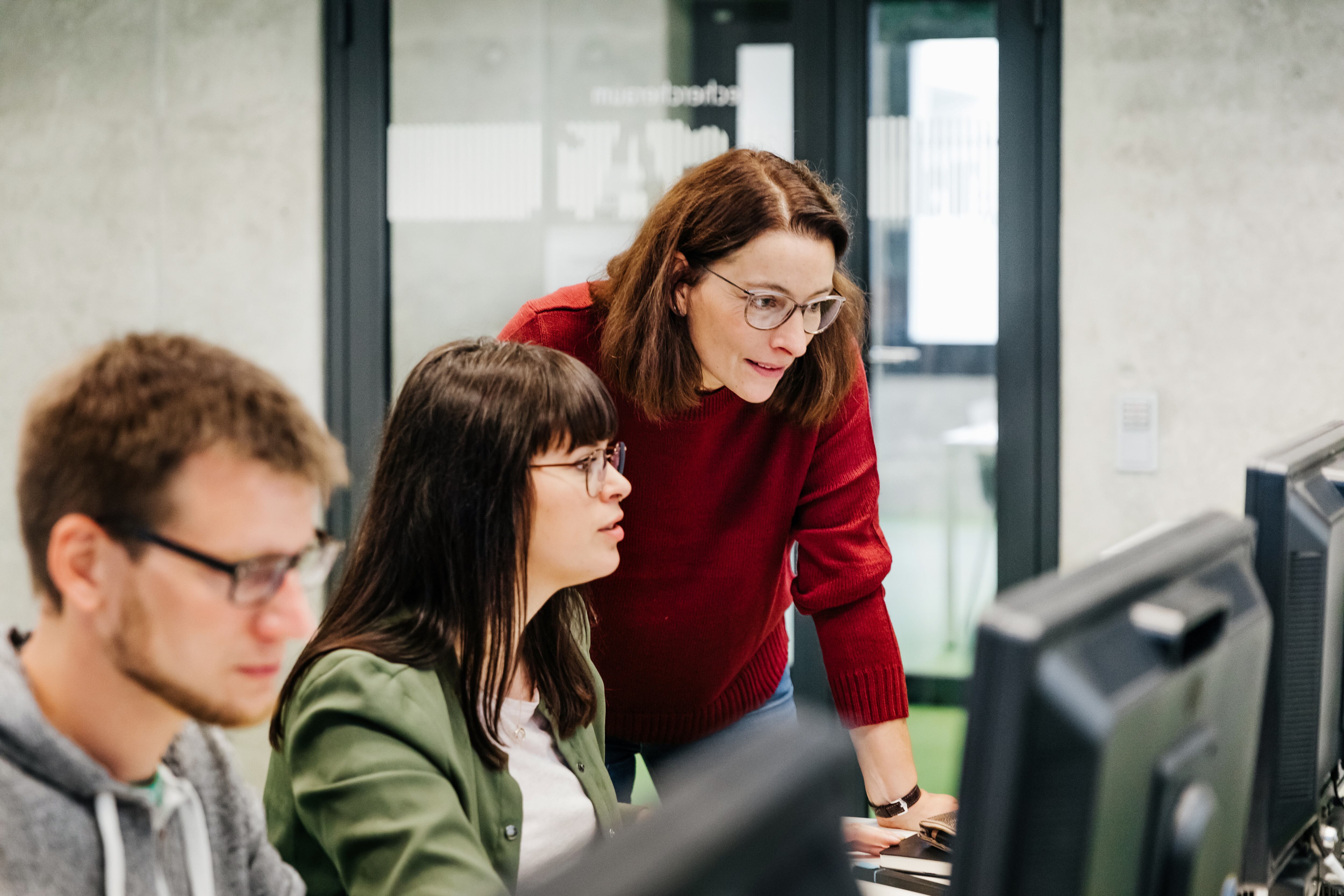 Profesor ayudando a estudiantes de maestría / Foto: GettyImages