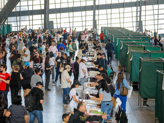 Cierran las urnas e inicia el conteo de votos en las elecciones presidenciales de Chile. Foto: EFE.