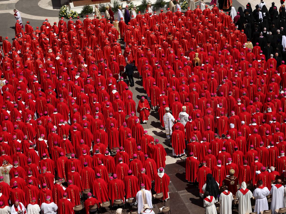 Cardenales llegaron a Santa María la Mayor para rezar ante la tumba del papa Francisco