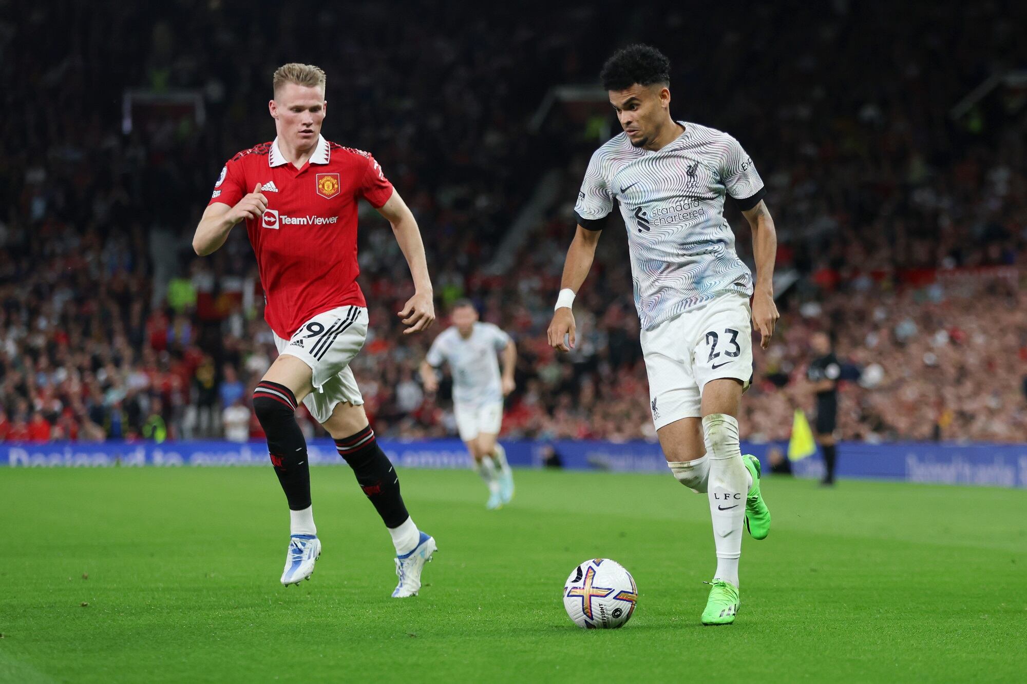 Scott McTominay y Luis Díaz. (Photo by Clive Brunskill/Getty Images)